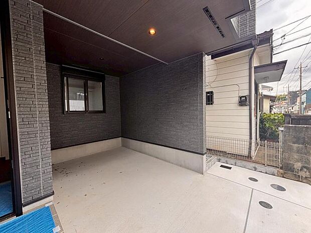 玄関につながる駐車スペースなので、重い荷物の出し入れの負担を最小限に抑えられます。（2025.9.19撮影）