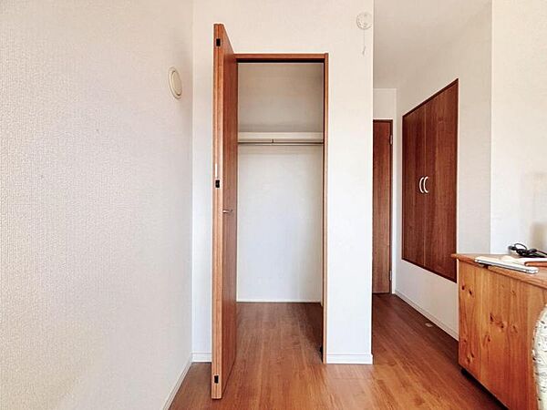 各居室にクローゼットがあり、洋服ダンスなどを置く必要がないのでお部屋を広く使えます。
