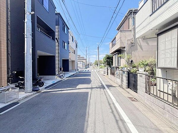 前面道路は約5.8ｍございます。毎日のお車の出し入れもストレスなく行えます。