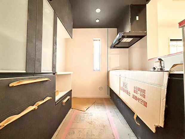 高級感のあるキッチンスペース。引出し収納やカップボードにより、収納量がアップ。調理中、取り出しやすい位置に、調理器具や食材等を収める細かい工夫がなされています。（2025.11.30撮影）