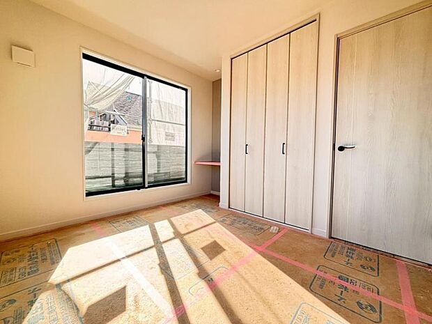 大きな窓からたっぷりと陽光が注がれる明るい空間。日々の疲れを癒してくれる主寝室。（2025.11.30撮影）