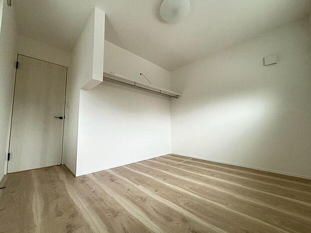 日々の疲れを癒してくれる主寝室。自由度が高いので家具のレイアウトでお好みの空間を創りだせます。(2025.9.15撮影)