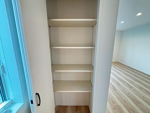 空間を効率的に利用し稼働棚の収納スペースを設置。多目的にお使いいただける便利な空間です。(2025.9.15撮影)