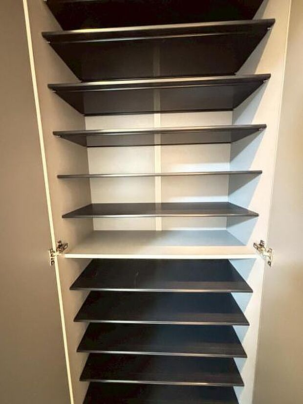 シューズボックスにはご家族みんなの靴をたっぷりの収納できます。(2025.9.15撮影)