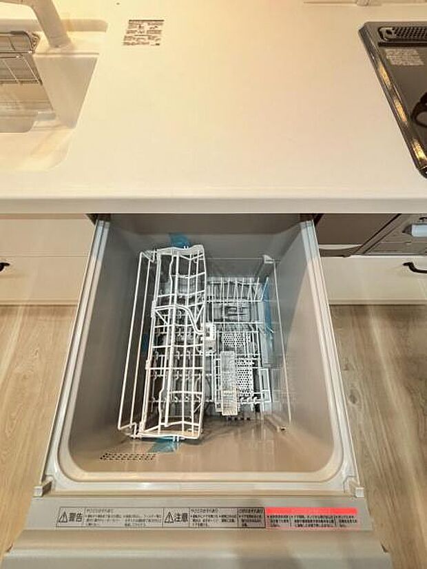 食器洗浄乾燥機 食器の後片付けに便利な食器洗浄乾燥機を標準装備。ビルトインタイプなので見た目もスッキリ、特に共働き世帯のご家族には必須品です。