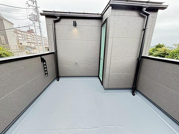 開放感のあるスカイバルコニー。気持ち良い晴天の日は、まったりしたひと時をお過ごし下さいませ。(2025.9.15撮影)