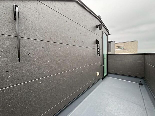 開放感のあるスカイバルコニー。気持ち良い晴天の日は、まったりしたひと時をお過ごし下さいませ。(2025.9.15撮影)