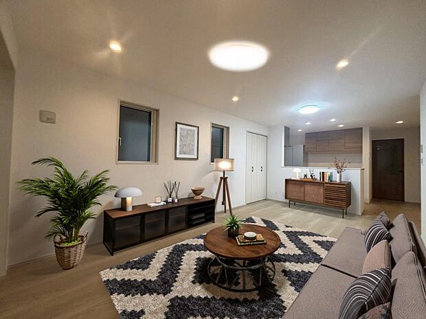 【配置してある家具はCGによるイメージです】大きなソファを置いてゆったりとご生活頂けるリビング。家族が集まる場所だからこそゆったりとした空間を実現しています。（2025.9.1撮影）