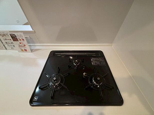 料理の幅を拡げてくれる三口コンロの使いやすいシステムキッチンを採用。（2025.9.6撮影）