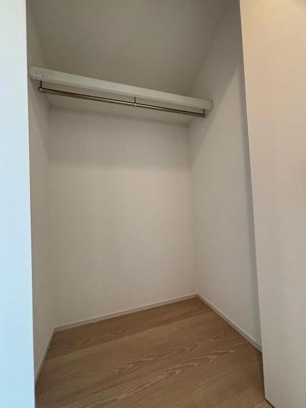 クローゼットには棚やハンガーパイプが付いており、スーツや上着などがスッキリ収納可能です。（2025.9.6撮影）