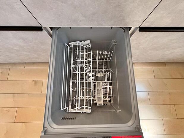 食器洗浄乾燥機　食器の後片付けに便利な食器洗浄乾燥機を標準装備。ビルトインタイプなので見た目もスッキリ、特に共働き世帯のご家族には必須品です。