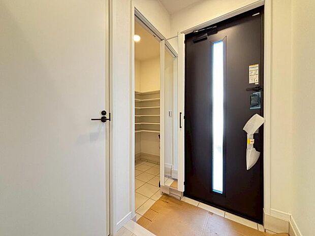 広々とした玄関は収納豊富なシューズクローゼットも完備。雑多な玄関でなくスッキリ空間としての家の顔にできるよう設計しました。