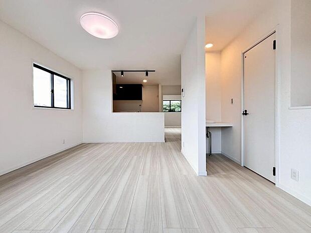 ゆったり19.5帖の広々リビング。明るさと風が入る窓配置が安らげる空間を演出します。