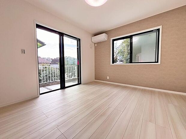 大きな窓からたっぷりと陽光が注がれる明るい空間。一日の疲れをいやしてくれる主寝室。