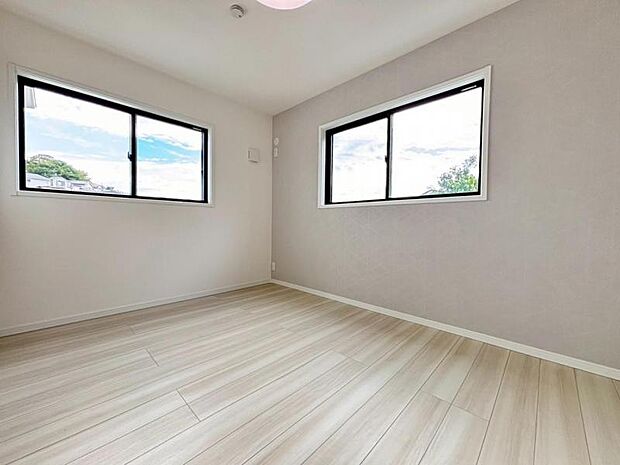 窓からたっぷりと陽光が注がれる、明るく快適なプライベート空間となっています。