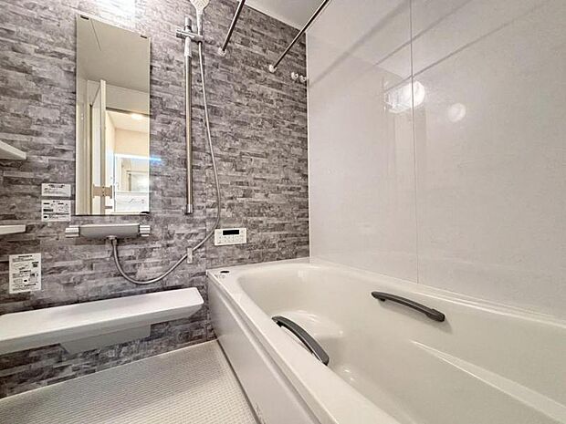 清潔感と和らぎあるカラーで統一し、ゆったりお使い頂ける柔らかな曲線で構成された、半身浴も楽しめるバスタブが心地よさをもたらします。