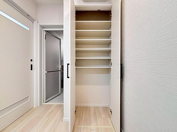 空間を効率的に利用し稼働棚の収納スペースを設置。多目的にお使いいただける便利な空間です。