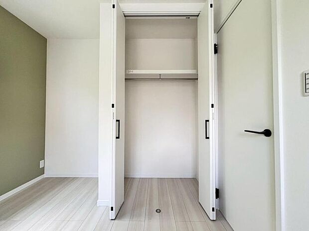 各居室にクローゼットがあり、洋服ダンスなどを置く必要がないのでお部屋を広く使えます。