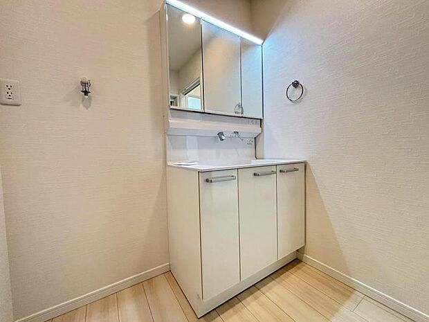 洗面化粧台は、三面鏡付きタイプのシャワードレッサー。洗面台は広めで使いやすく、お手入れもラクラク。鏡裏は収納なので、散らかりがちなコスメ類もスッキリ片付きます。