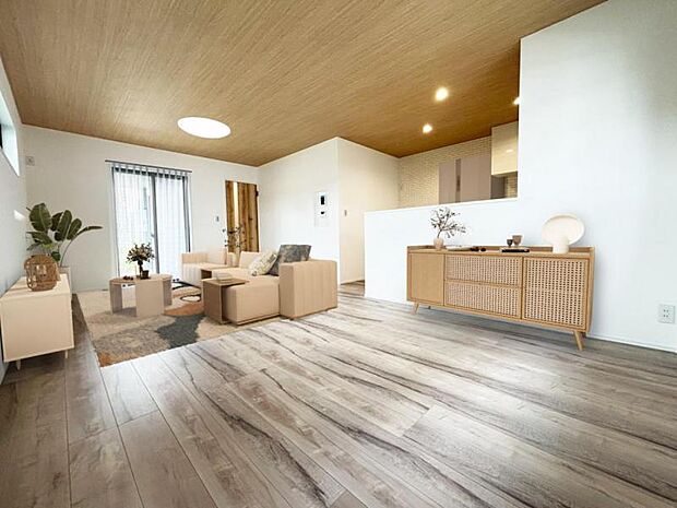 リビング（配置してある家具はCGによるイメージです）ゆったり17.7帖の広々リビング。明るさと風が入る窓配置が安らげる空間を演出します。（2025.5.2撮影）