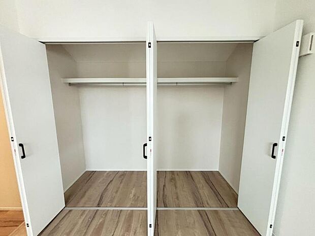 クローゼットには棚やハンガーパイプが付いており、スーツや上着などがスッキリ収納可能です。（2025.5.2撮影）