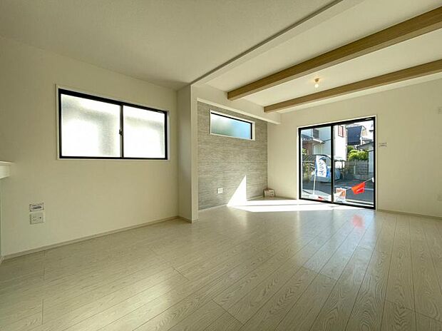 家族が集まるリビングは明るさが取れる設計に。続き間の洋室はお子様を遊ばせるスペースとしても重宝します。