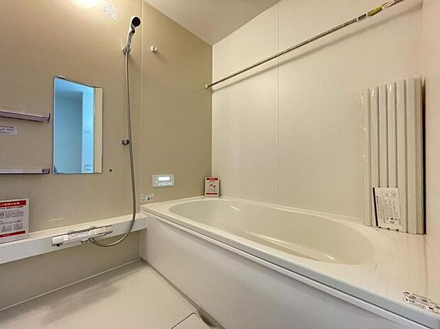 1日の疲れを癒してくれる広々とした浴室は癒しの空間。雨のお洗濯に威力を発揮する「浴室換気乾燥機」完備。