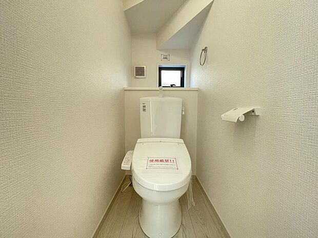 ウォシュレット付きのトイレ。落ち着いた空間で安らぎのひとときをお過ごしいただけます。