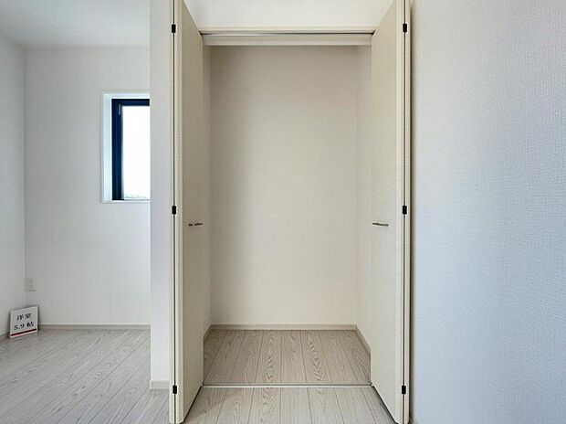 各居室にクローゼットがあり、洋服ダンスなどを置く必要がないのでお部屋を広く使えます。