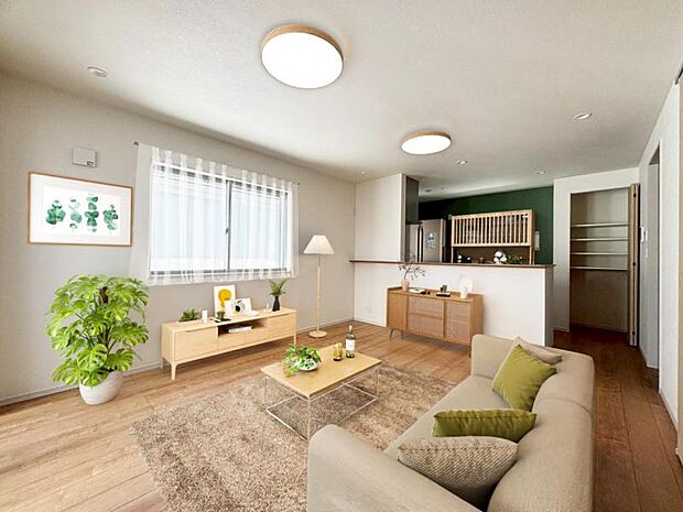 リビング（配置してある家具はCGによるイメージです。）くつろげるリビングは話に夢中になりすぎて、ついつい時間を忘れてしまう。そんな束の間の幸せを感じさせてくれる場所です。（2025.7.25撮影）