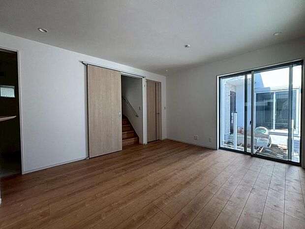 動線を繋ぐリビングイン階段で開放的な室内に挨拶の声が元気に響きます。（2025.7.25撮影）