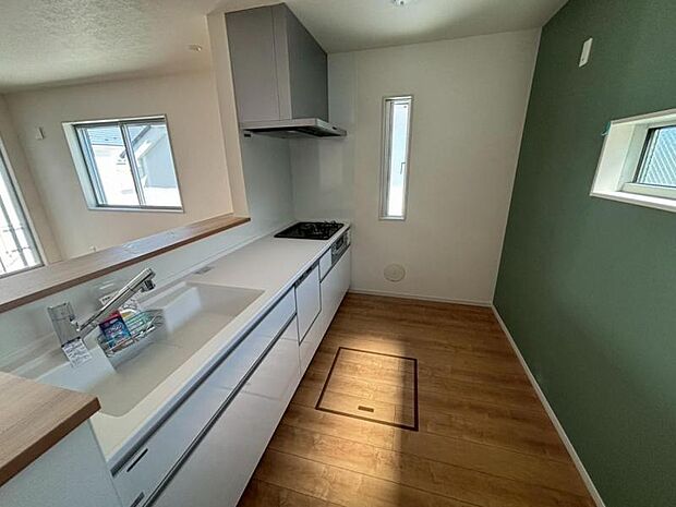 広々としたキッチンスペース。食洗機と浄水器が付き、収納力のあるキッチンは料理が捗ります。（2025.7.25撮影）