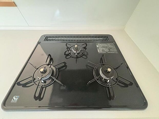 料理の幅を拡げてくれる三口コンロの使いやすいシステムキッチンを採用。（2025.7.25撮影）