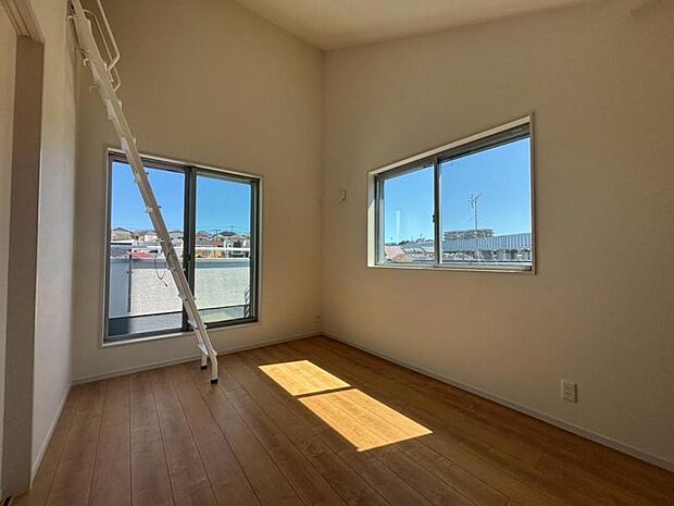 大きな窓からたっぷりと陽光が注がれる明るい空間。一日の疲れをいやしてくれる主寝室。ロフト付。（2025.7.25撮影）