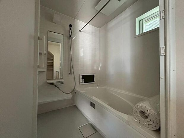 1日の疲れを癒し、快適に過ごして頂くためにゆったりサイズのバスタブを用意しました。浴室乾燥機付きで雨の日の洗濯も可能です。（2025.7.25撮影）