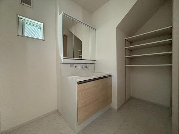 空間を効率的に利用し収納スペースを確保。一日の始まりと終わりを美しく演出します。（2025.7.25撮影）