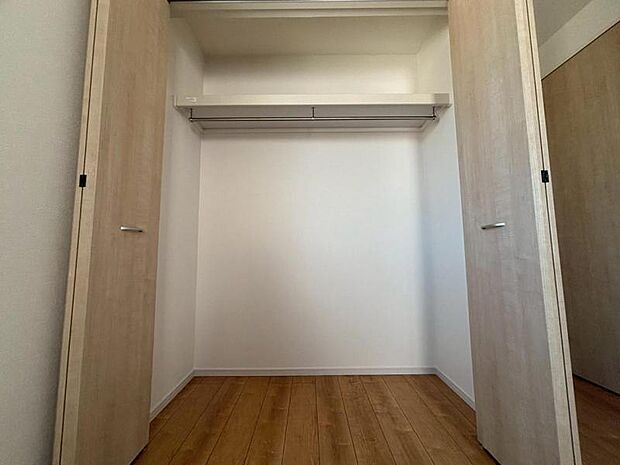 クローゼットには棚やハンガーパイプが付いており、スーツや上着などがスッキリ収納可能です。（2025.7.25撮影）