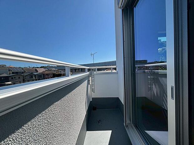 陽の光に照らされるバルコニーを、爽やかな涼風が吹き抜けていきます。（2025.7.25撮影）