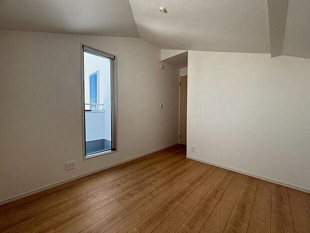 家族個々の安らぎの空間。誰もが好みで飾れるシンプルな室内に仕上げてあります。（2025.7.25撮影）