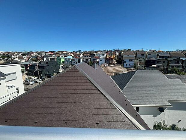 青いキャンパスに描かれた未来。この街に移り住み、この街で過ごす私たちの未来は、きっとこの雲のようにいろいろな形の幸せへと変わり、溢れるほど運んで来てくれることでしょう。（2025.7.25撮影）