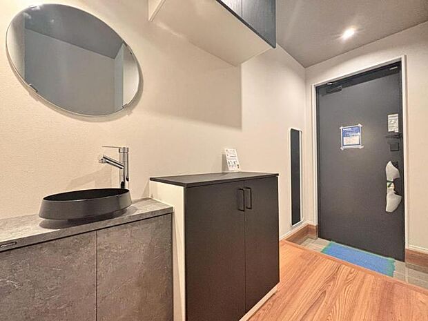 空間の妨げとならない玄関のコーナーに手洗いを設けることで、帰宅後すぐに手を洗うことができます。