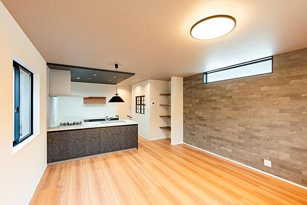 くつろげるリビングは話に夢中になりすぎて、ついつい時間を忘れてしまう。そんな束の間の幸せを感じさせてくれる場所です。