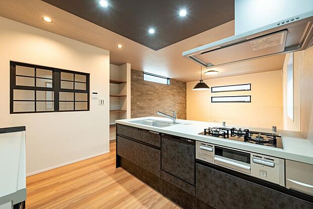 広々としたキッチンスペース。収納力のあるキッチンは料理が捗ります。