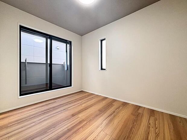 洋室5.7帖 大きな窓からたっぷりと陽光が注がれる明るい空間。日々の疲れを癒してくれる主寝室。