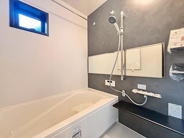 小窓がある浴室。凹凸が少ない汚れの付き辛くお掃除が楽な仕様となっており、浴室乾燥機も付いているので雨の日の洗濯も可能です。