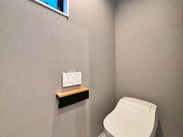 ウォシュレット付きのトイレ。落ち着いた雰囲気を演出する内装に仕上げました。