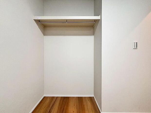 クローゼットには棚やハンガーパイプが付いており、スーツや上着などがスッキリ収納可能です。