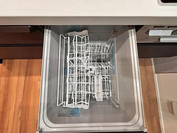 食器洗浄乾燥機 食器の後片付けに便利な食器洗浄乾燥機を標準装備。ビルトインタイプなので見た目もスッキリ、特に共働き世帯のご家族には必須品です。