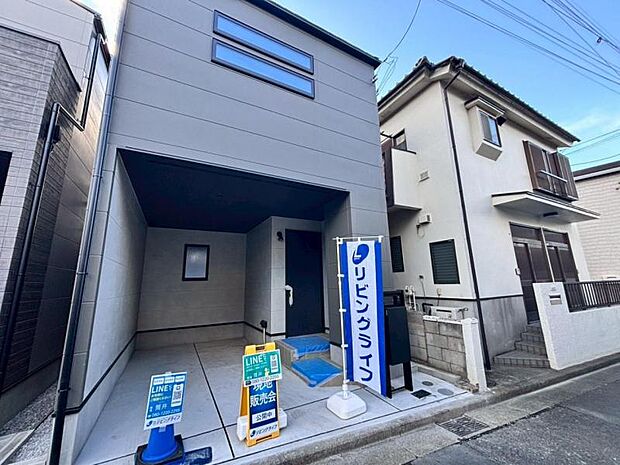 街に溶けこみ美しい景観を生み出すこの邸宅は、採光や風通しまで考え抜いて造りあげました。