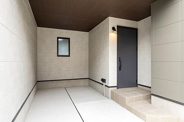 玄関につながる駐車スペースなので、重い荷物の出し入れの負担を最小限に抑えられます。